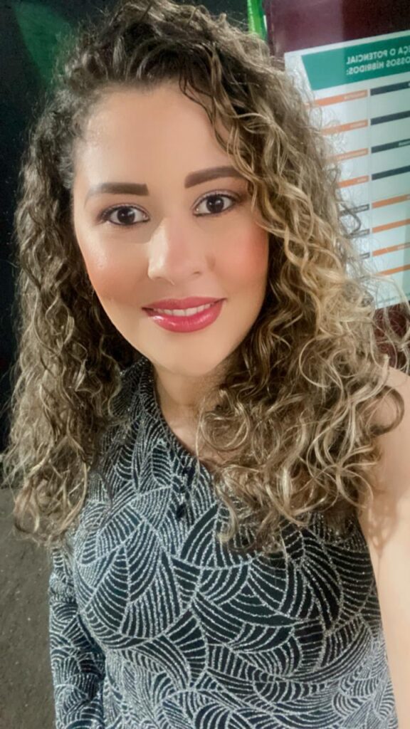 Olá, sou Maryana, uma apaixonada por culinária de 27 anos e engenheira de formação. Desde muito jovem, descobri que meu verdadeiro amor estava na cozinha, onde encontrei uma forma de expressar minha criatividade e alimentar minha paixão por criar pratos deliciosos.